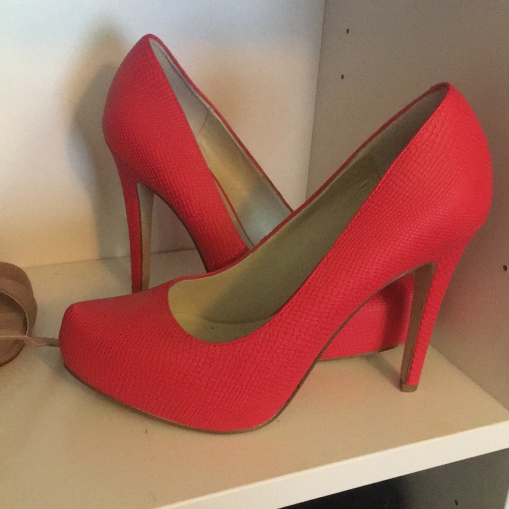 BCBG coral platform heels 7 1/2